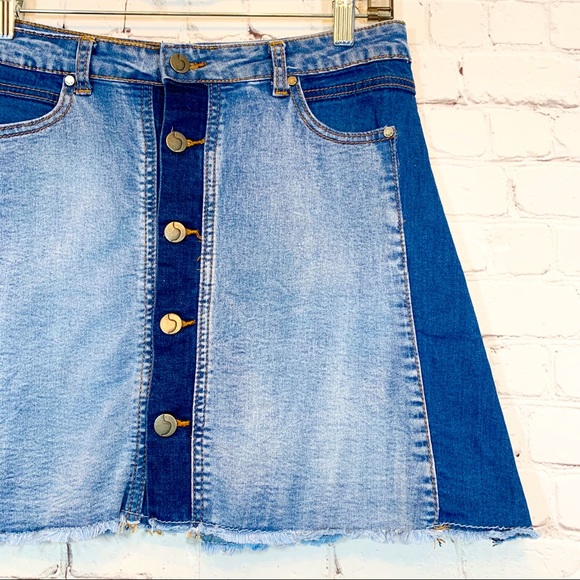 Joe’s Jeans denim skirt two toned buttons - Picture 3 of 5
